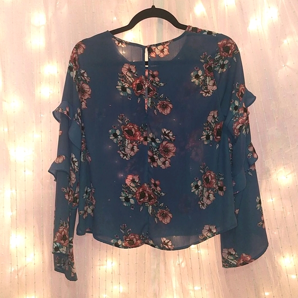 ✨RUFFLE FLORAL TOP✨ - Picture 2 of 7